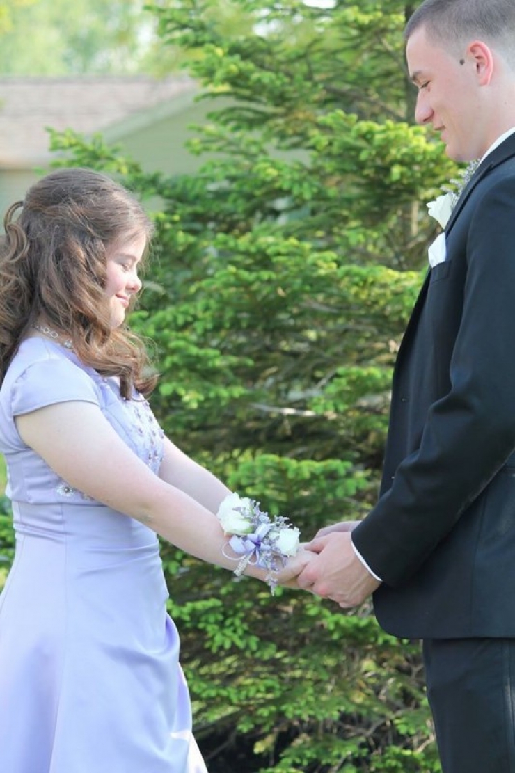 Illustration de l'article : 7 years later, he makes good on the promise he made this girl... Kudos to him!