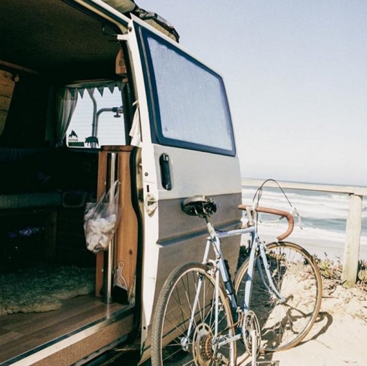 Illustration de l'article : These 5 couples dropped everything to go road tripping in just a van... Some pictures that will make you want to do the same!