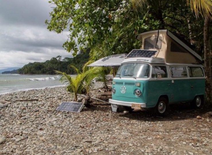 Illustration de l'article : These 5 couples dropped everything to go road tripping in just a van... Some pictures that will make you want to do the same!