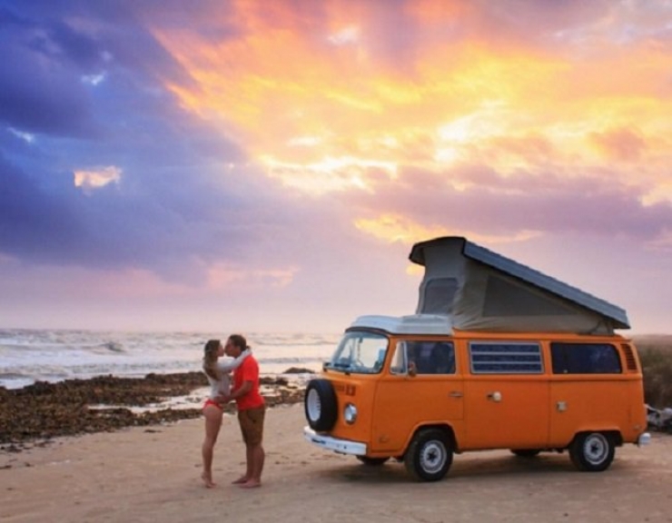 Illustration de l'article : These 5 couples dropped everything to go road tripping in just a van... Some pictures that will make you want to do the same!