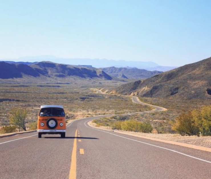 Illustration de l'article : These 5 couples dropped everything to go road tripping in just a van... Some pictures that will make you want to do the same!