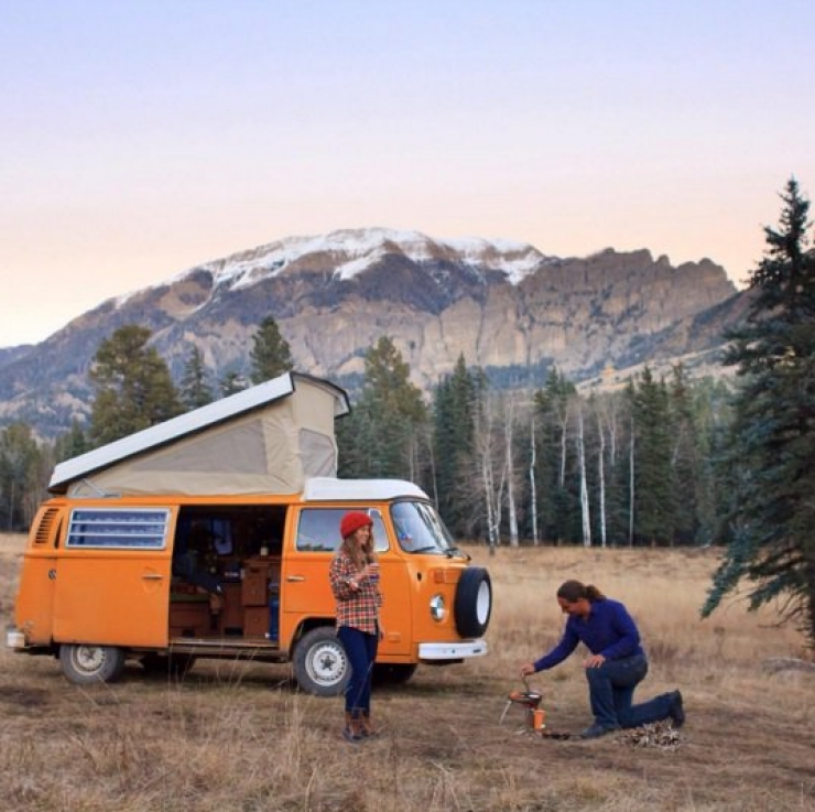 Illustration de l'article : These 5 couples dropped everything to go road tripping in just a van... Some pictures that will make you want to do the same!