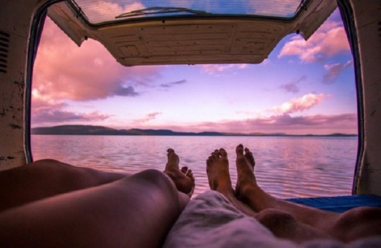 Illustration de l'article : These 5 couples dropped everything to go road tripping in just a van... Some pictures that will make you want to do the same!
