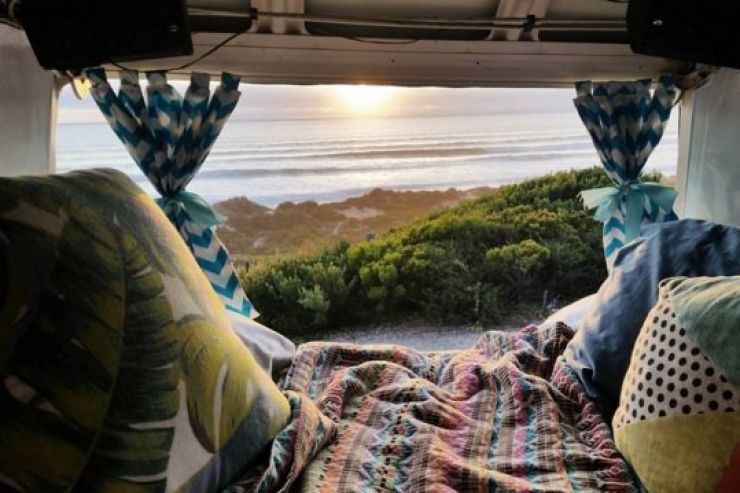 Illustration de l'article : These 5 couples dropped everything to go road tripping in just a van... Some pictures that will make you want to do the same!