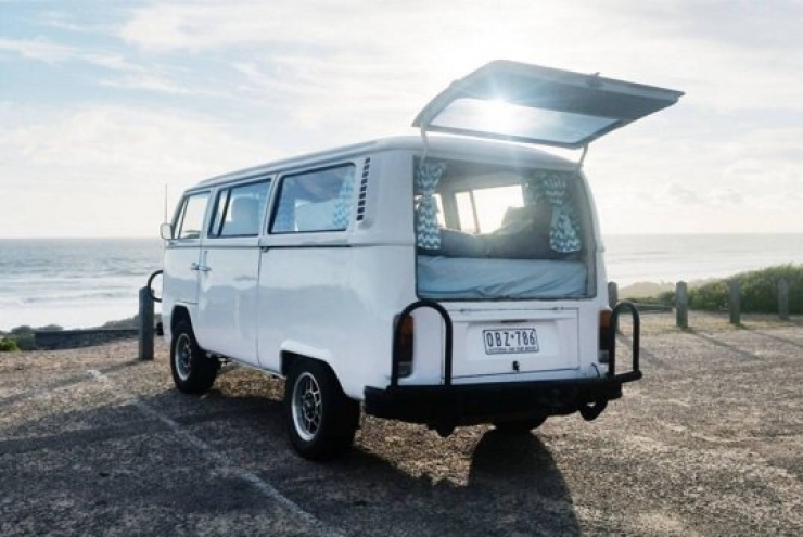 Illustration de l'article : These 5 couples dropped everything to go road tripping in just a van... Some pictures that will make you want to do the same!