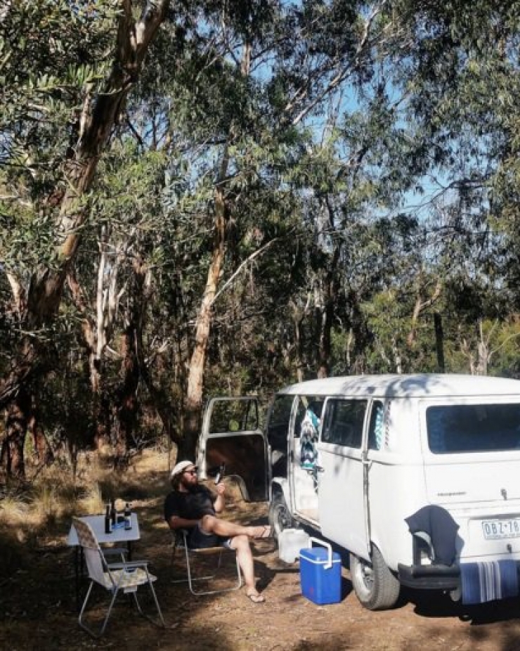 Illustration de l'article : These 5 couples dropped everything to go road tripping in just a van... Some pictures that will make you want to do the same!