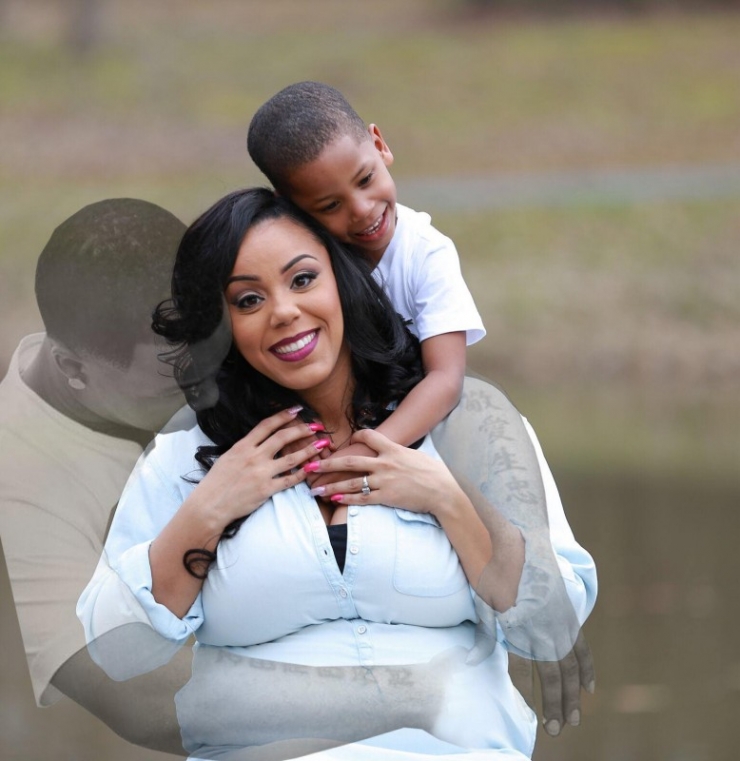 Illustration de l'article : This pregnant woman insists on being photographed with her deceased husband!