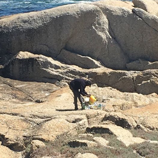 Illustration de l'article : A homeless man spends ALL his time on the beach for a wonderful reason. And his life has changed since...