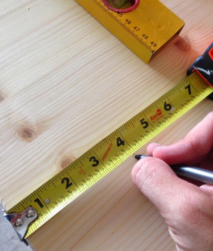 Illustration de l'article : She cut 2 holes in an Ikea table to create an amazing project!