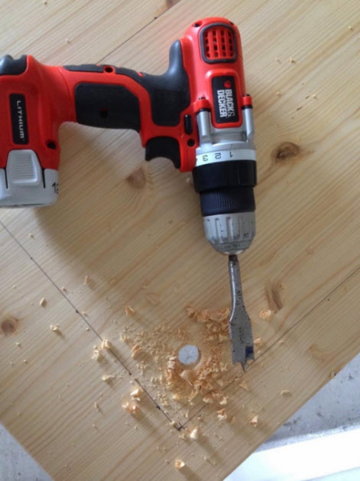 Illustration de l'article : She cut 2 holes in an Ikea table to create an amazing project!