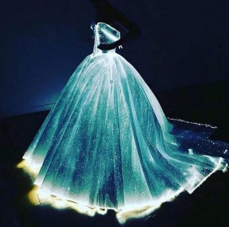 Illustration de l'article : This dress is beautiful, but it really reveals its charm in the dark! MAGICAL!