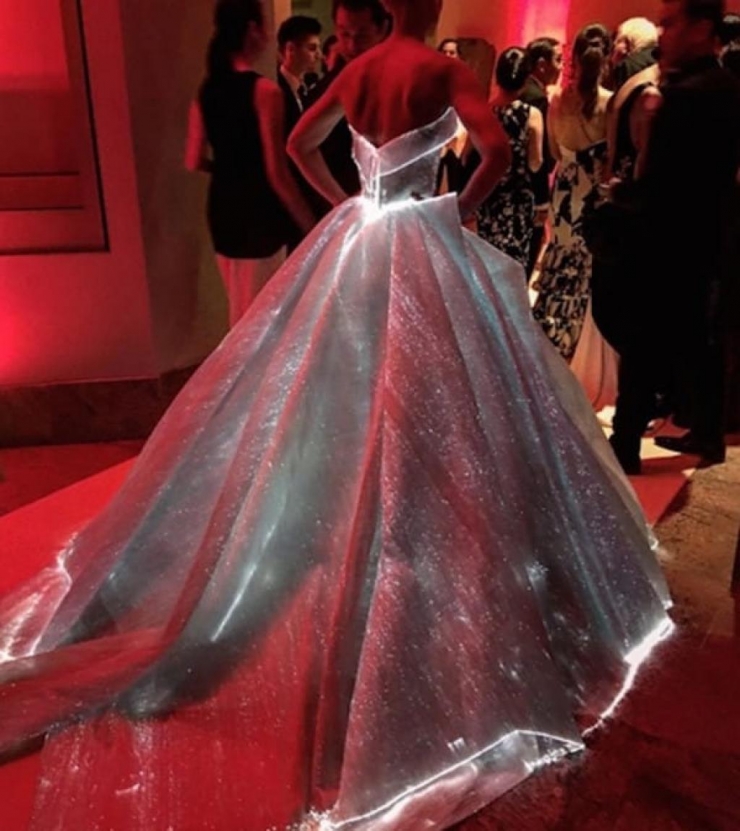 Illustration de l'article : This dress is beautiful, but it really reveals its charm in the dark! MAGICAL!