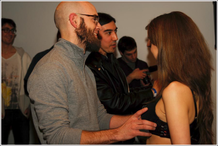 Illustration de l'article : Using a woman's breasts as a game controller, yes, it’s possible with this bra!