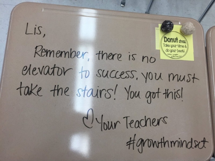 Illustration de l'article : This teacher likes to scribble notes on all her students’ desks, just before a test! But see what she wrote: