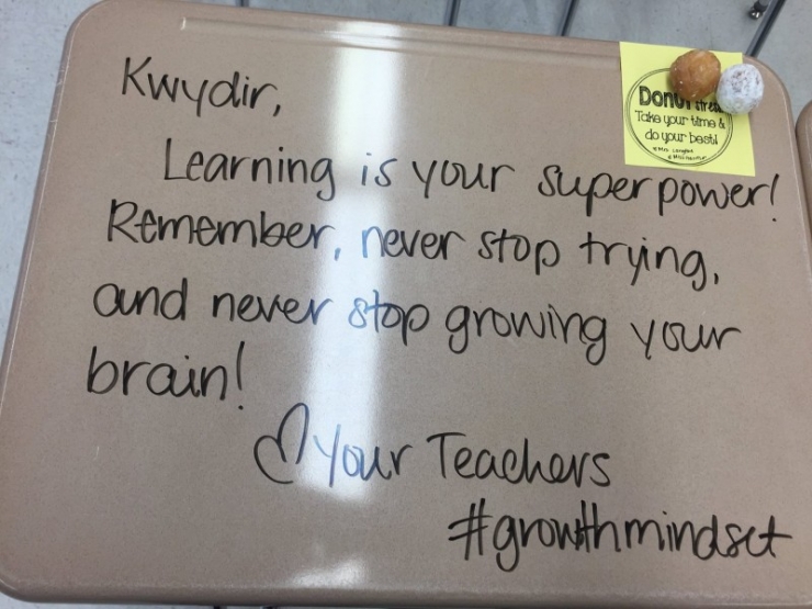 Illustration de l'article : This teacher likes to scribble notes on all her students’ desks, just before a test! But see what she wrote: