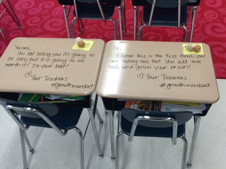 Illustration de l'article : This teacher likes to scribble notes on all her students’ desks, just before a test! But see what she wrote: