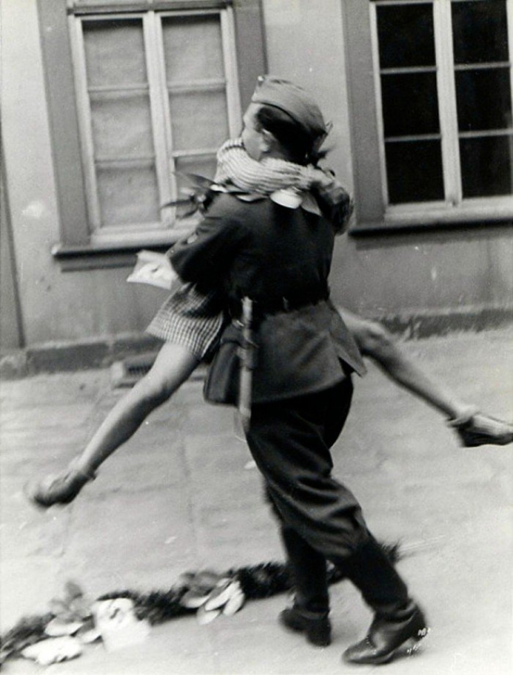 Illustration de l'article : Love endures through photos, even though war separated these couples... Proof with these 12 images!