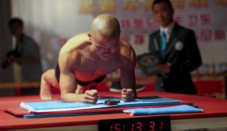 Illustration de l'article : More than 8 hours: that's the new world plank record by this Chinese policeman ... What an achievement!