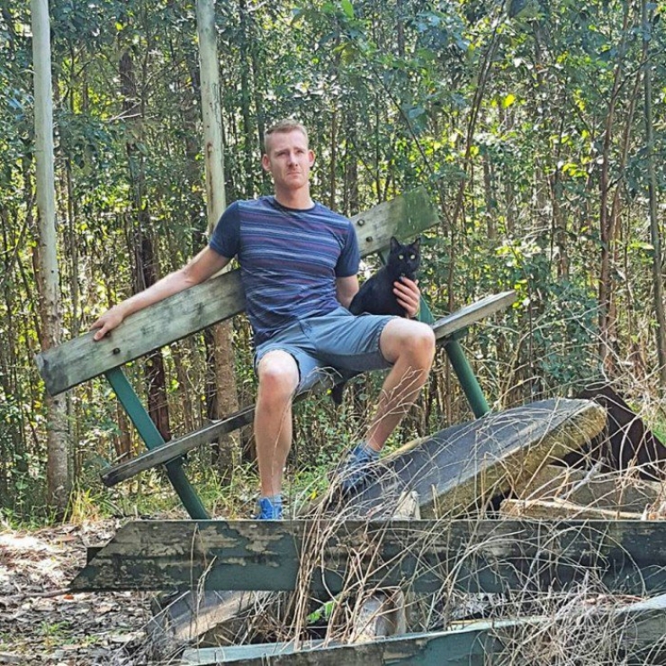 Illustration de l'article : This guy ditched EVERYTHING to travel around Australia in a van... with his cat!