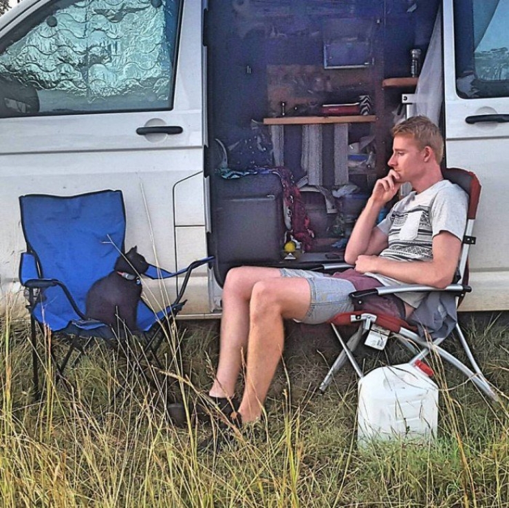 Illustration de l'article : This guy ditched EVERYTHING to travel around Australia in a van... with his cat!