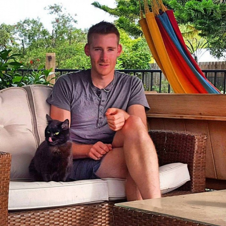 Illustration de l'article : This guy ditched EVERYTHING to travel around Australia in a van... with his cat!