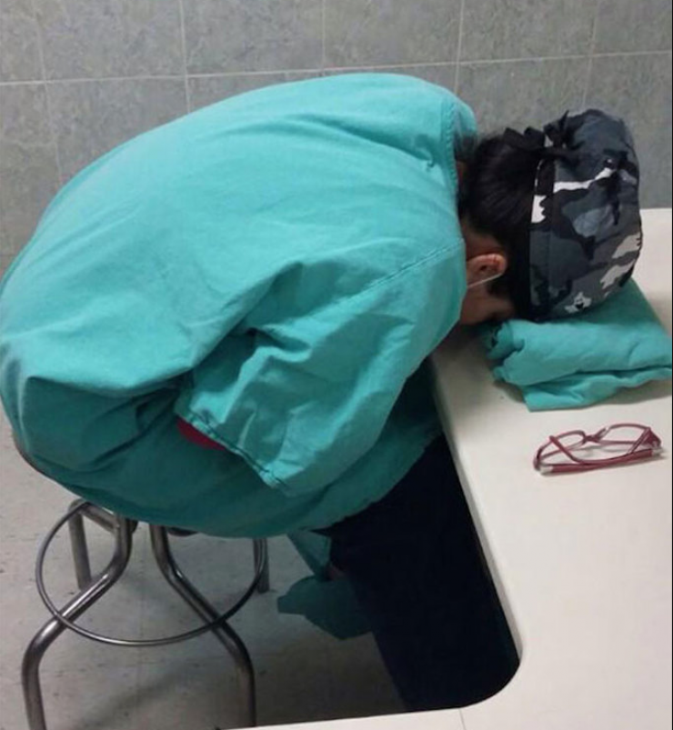 Illustration de l'article : When he was photographed sleeping, this doctor could never have predicted the reaction from his colleagues around the world!