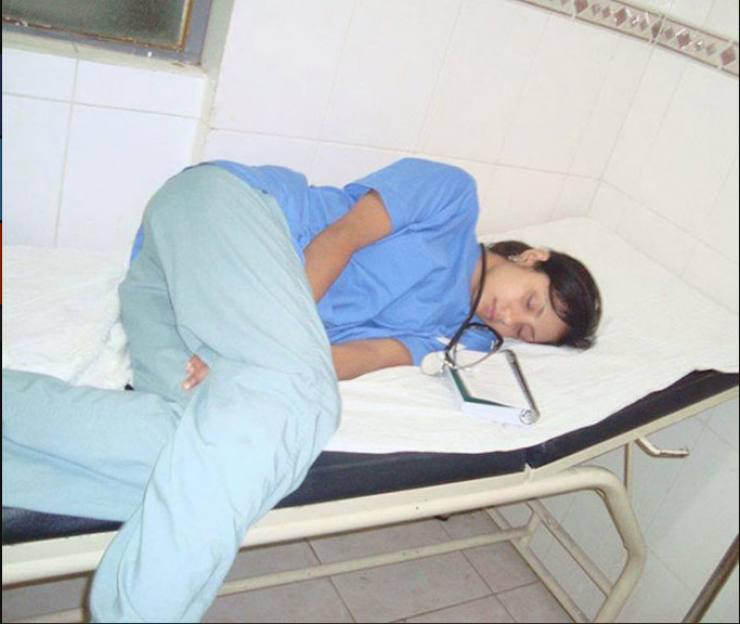 Illustration de l'article : When he was photographed sleeping, this doctor could never have predicted the reaction from his colleagues around the world!