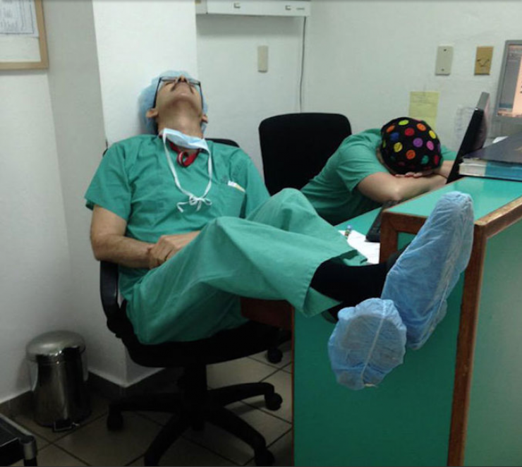 Illustration de l'article : When he was photographed sleeping, this doctor could never have predicted the reaction from his colleagues around the world!