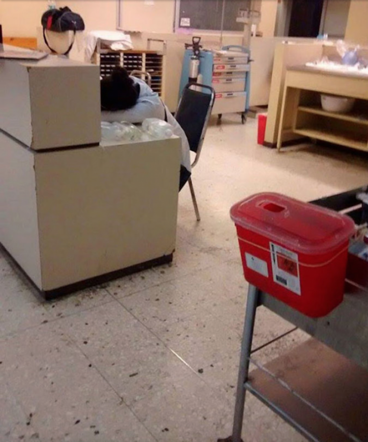 Illustration de l'article : When he was photographed sleeping, this doctor could never have predicted the reaction from his colleagues around the world!