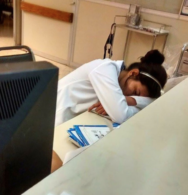 Illustration de l'article : When he was photographed sleeping, this doctor could never have predicted the reaction from his colleagues around the world!