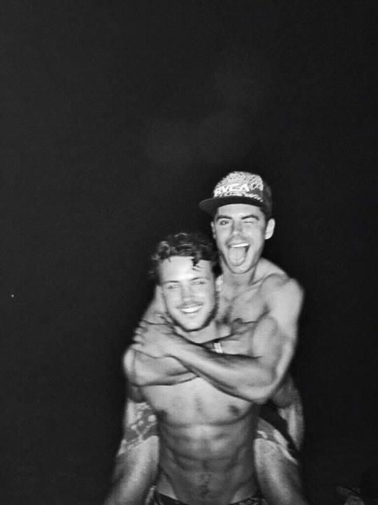 Illustration de l'article : 24 photos of celebrities with their brothers and sisters that you never knew about!