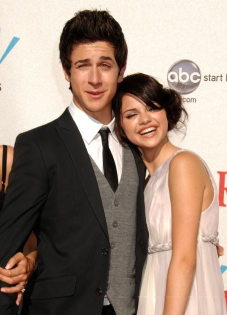 Illustration de l'article : 12 celebrities who play brothers and sisters on TV who are or were couples in real life