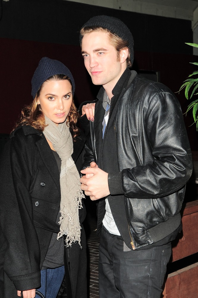 Illustration de l'article : 12 celebrities who play brothers and sisters on TV who are or were couples in real life