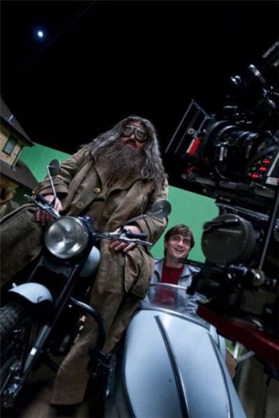 Illustration de l'article : Which of these 35 funny shots from the filming of Harry Potter are the funniest?