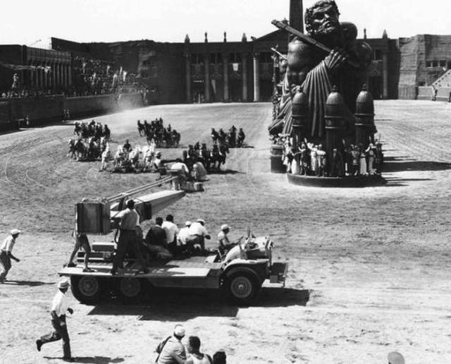 Illustration de l'article : 24 amazing photos taken on set of some hit movies