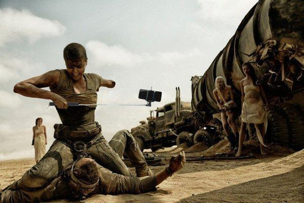 Illustration de l'article : 14 iconic scenes where the weapons are replaced by selfie sticks!