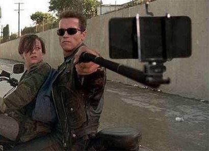Illustration de l'article : 14 iconic scenes where the weapons are replaced by selfie sticks!