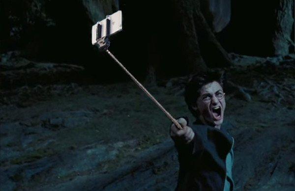 Illustration de l'article : 14 iconic scenes where the weapons are replaced by selfie sticks!