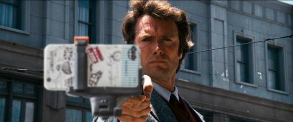 Illustration de l'article : 14 iconic scenes where the weapons are replaced by selfie sticks!