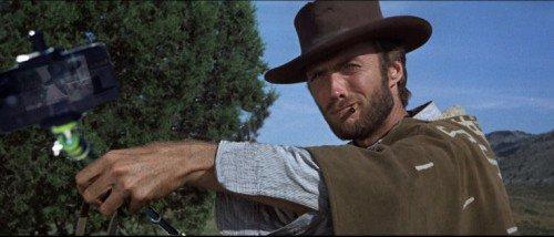 Illustration de l'article : 14 iconic scenes where the weapons are replaced by selfie sticks!