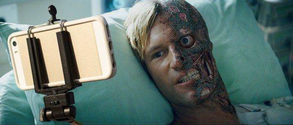 Illustration de l'article : 14 iconic scenes where the weapons are replaced by selfie sticks!