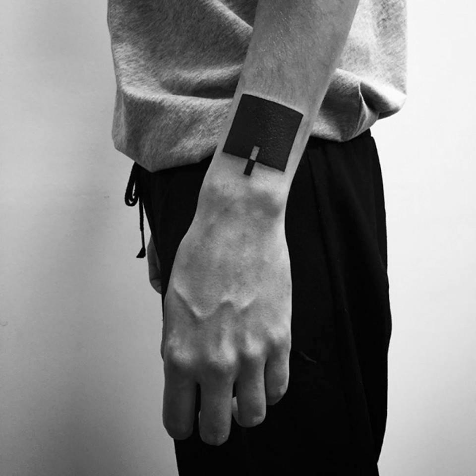 Illustration de l'article : 19 minimalist Blackwork tattoos that were made with a computer! Which ones are the craziest?