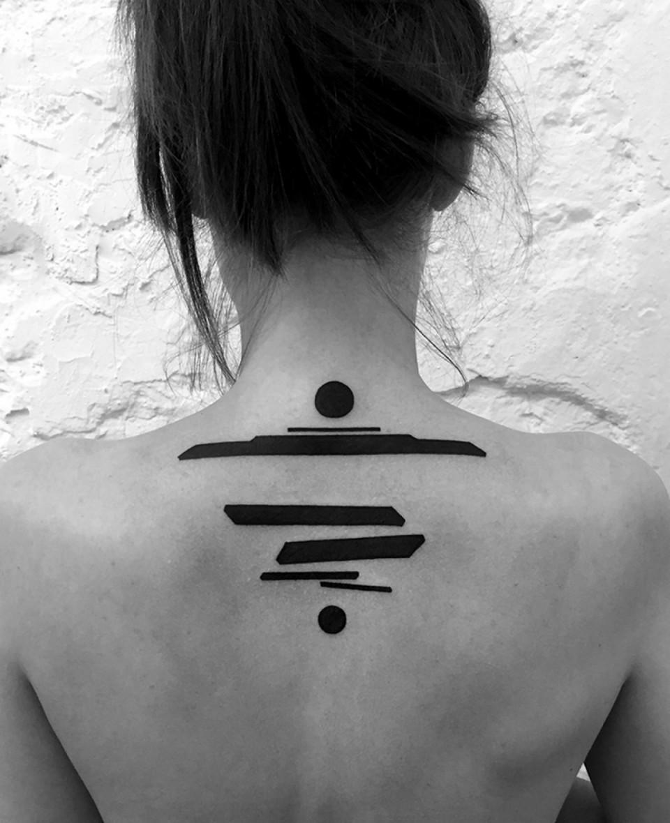 Illustration de l'article : 19 minimalist Blackwork tattoos that were made with a computer! Which ones are the craziest?