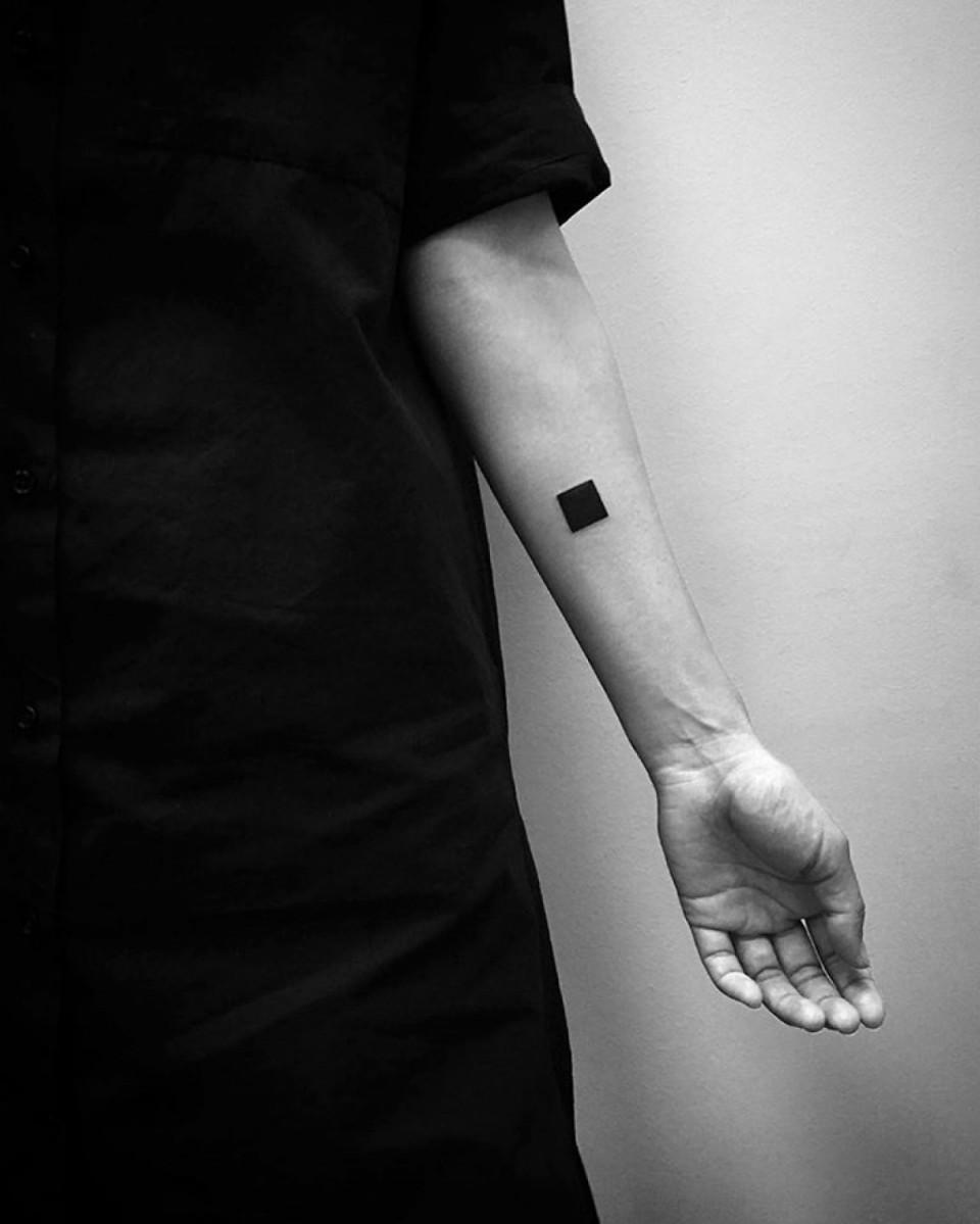 Illustration de l'article : 19 minimalist Blackwork tattoos that were made with a computer! Which ones are the craziest?
