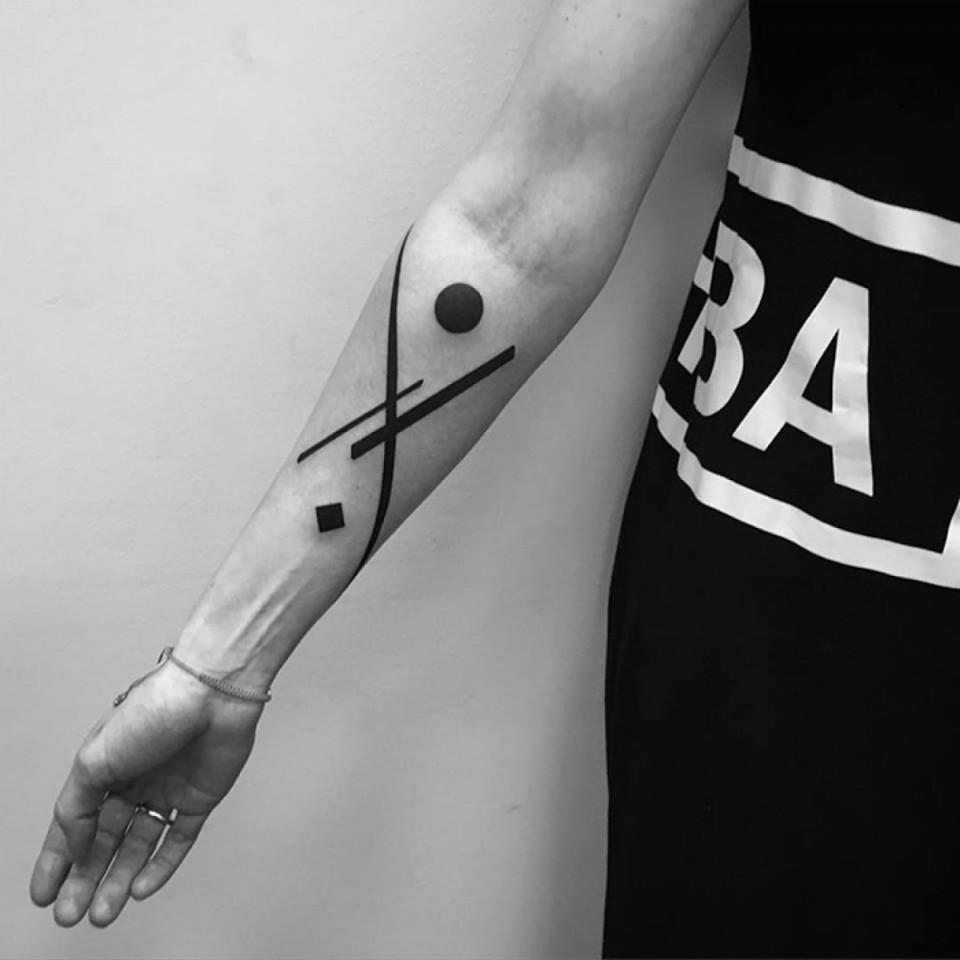 Illustration de l'article : 19 minimalist Blackwork tattoos that were made with a computer! Which ones are the craziest?