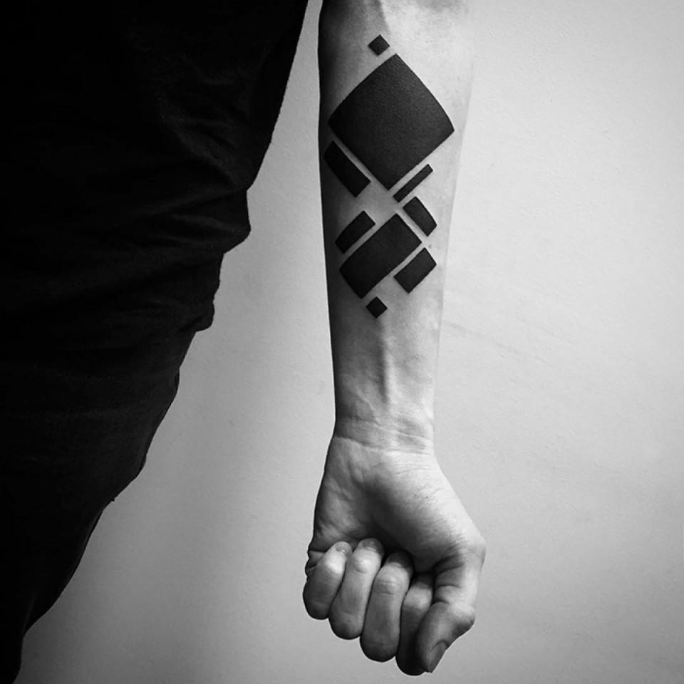 Illustration de l'article : 19 minimalist Blackwork tattoos that were made with a computer! Which ones are the craziest?