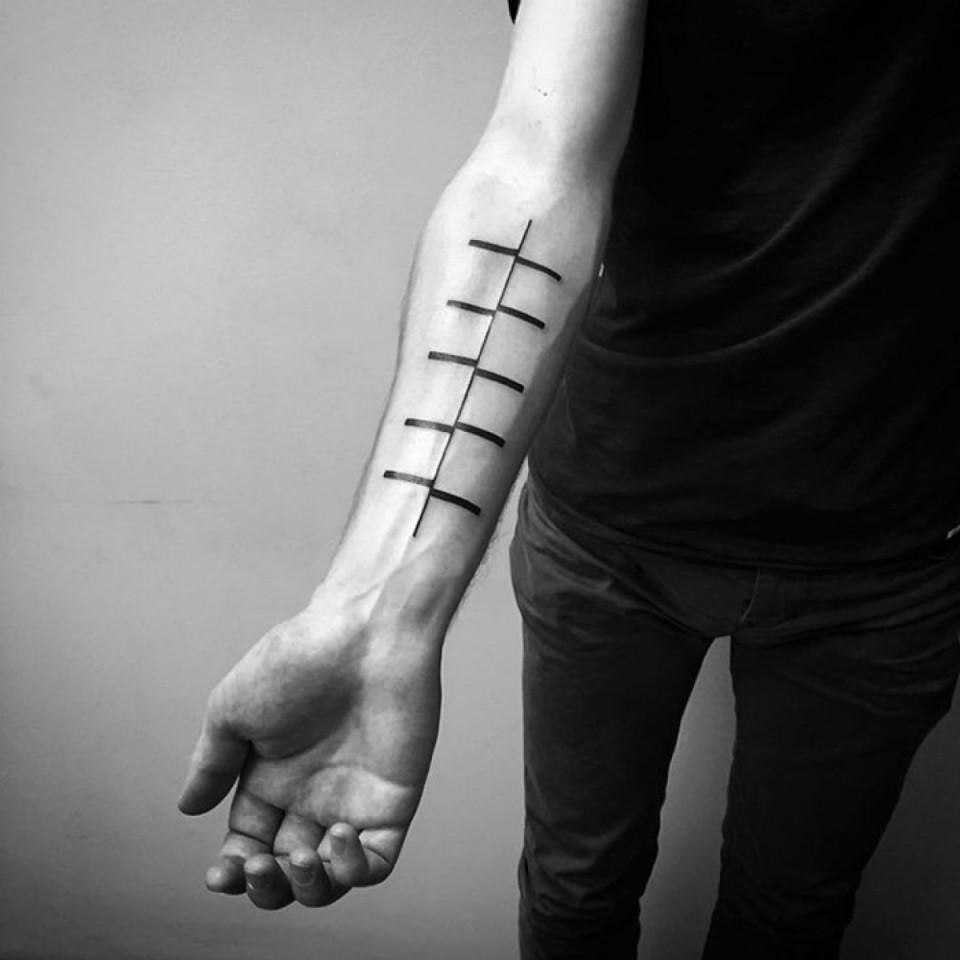 Illustration de l'article : 19 minimalist Blackwork tattoos that were made with a computer! Which ones are the craziest?