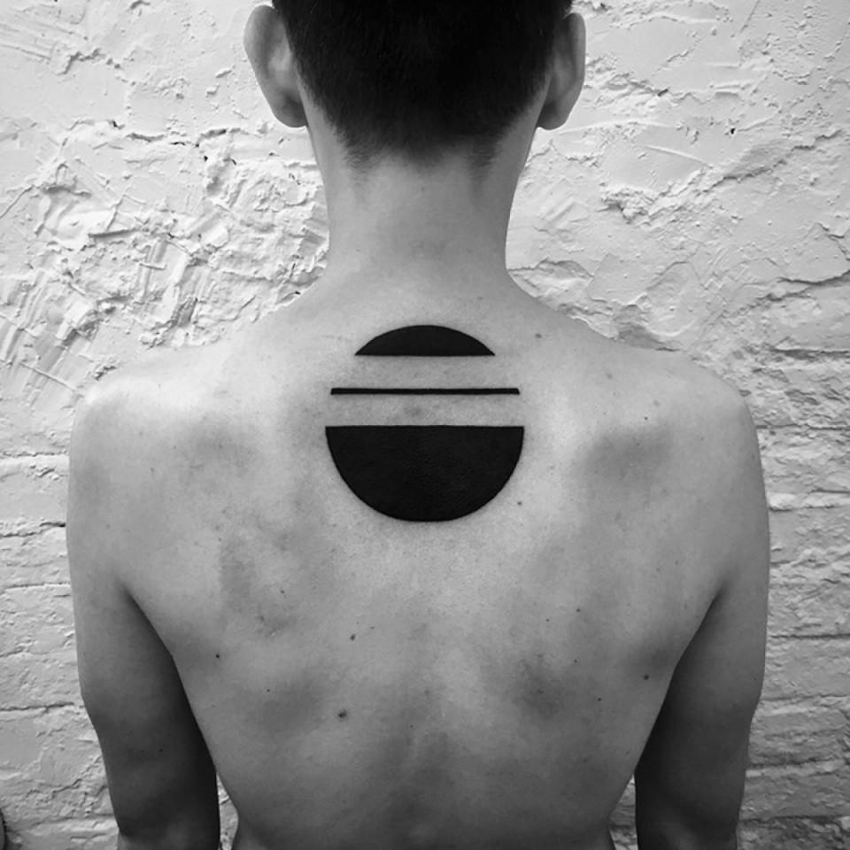 Illustration de l'article : 19 minimalist Blackwork tattoos that were made with a computer! Which ones are the craziest?