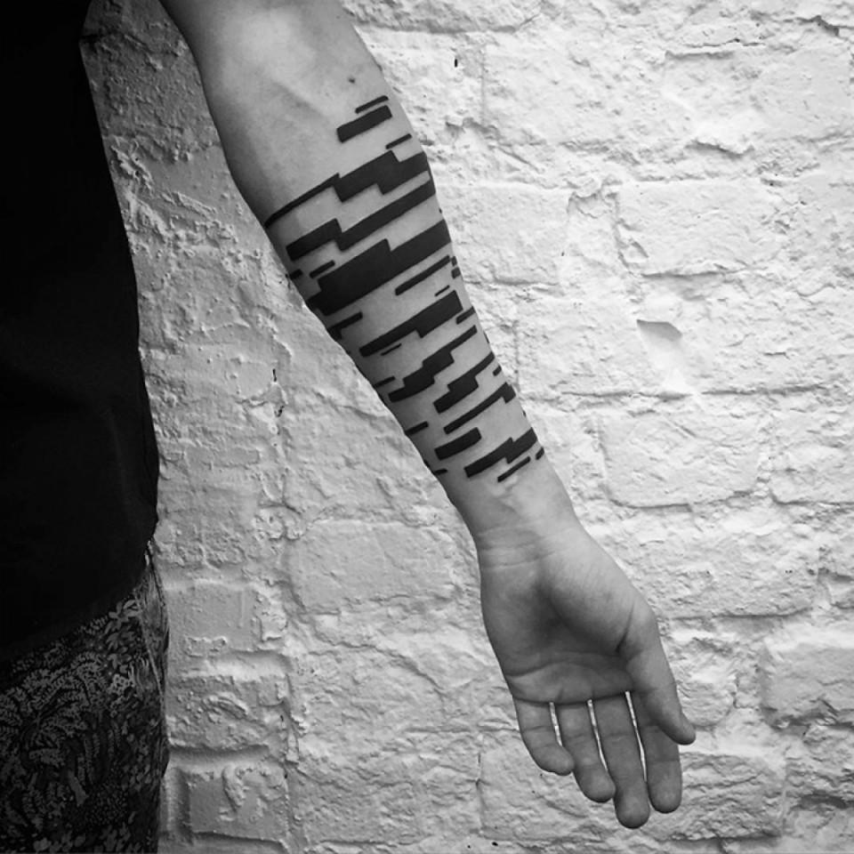 Illustration de l'article : 19 minimalist Blackwork tattoos that were made with a computer! Which ones are the craziest?