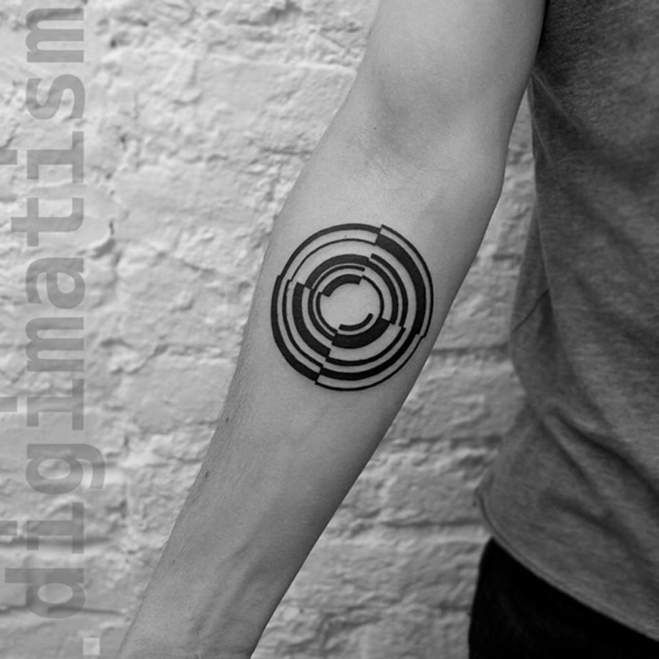 Illustration de l'article : 19 minimalist Blackwork tattoos that were made with a computer! Which ones are the craziest?